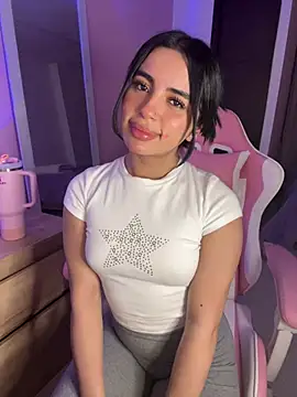 Snapshot of Emily-14 chatting on 20, 5, 2026 Emily-14 online show from 20, 5, 2026