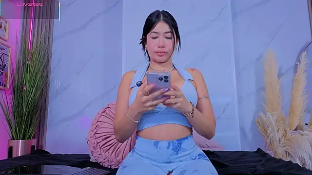 Chlooee   online show from 12, 11, 2025