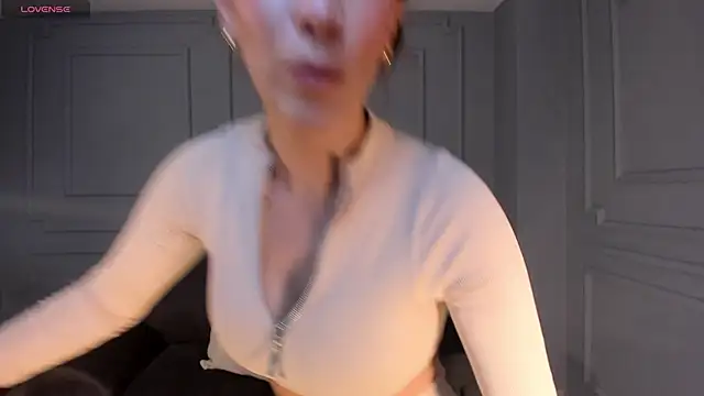 MiaFarrell  online show from 2, 11, 2025