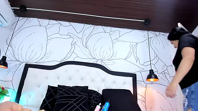 africa holmes online show from 11, 4, 2026