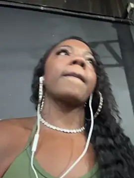 Snapshot of imsuziblack chatting on 12, 11, 2025 imsuziblack online show from 12, 11, 2025