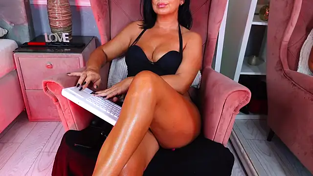AQueenMonica online show from 16, 9, 2025