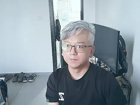 Snapshot of leoUSIR chatting on 11, 9, 2025 leoUSIR online show from 11, 9, 2025