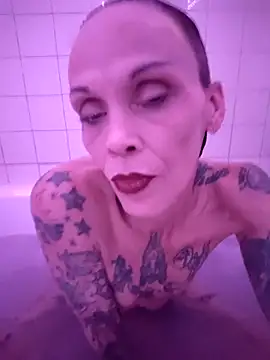 MommyMisfit online show from 22, 4, 2026