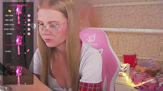 Miss Esmiie online show from 2, 2, 2025