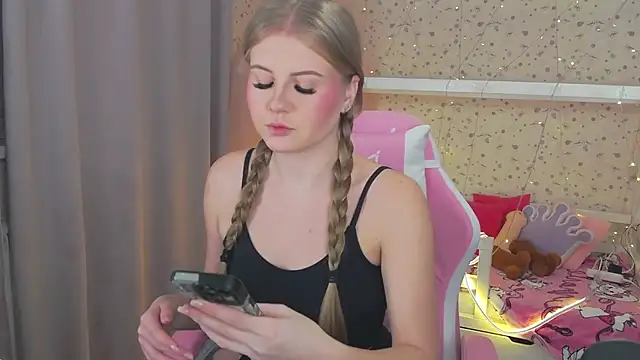 Miss Esmiie online show from 12, 1, 2025