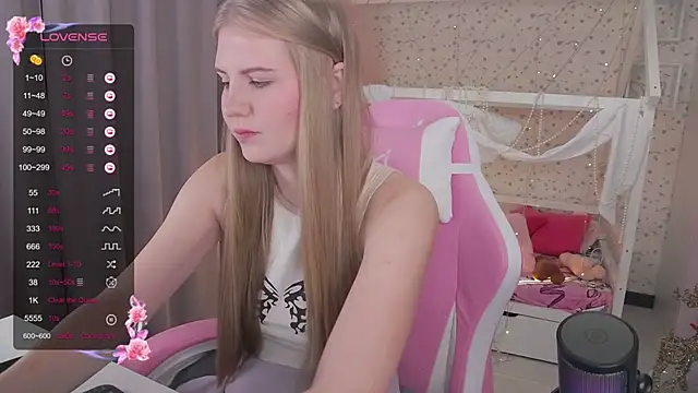 Miss Esmiie online show from 3, 1, 2025