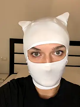 Nikki Hoee online show from 2, 11, 2025