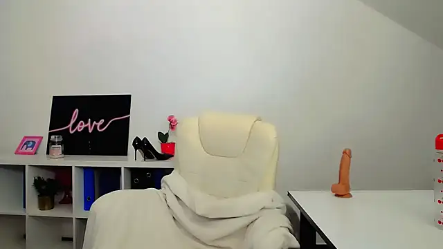 Lia Benini online show from 27, 2, 2025