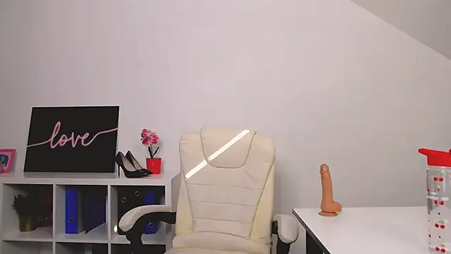 Lia Benini online show from 16, 3, 2025