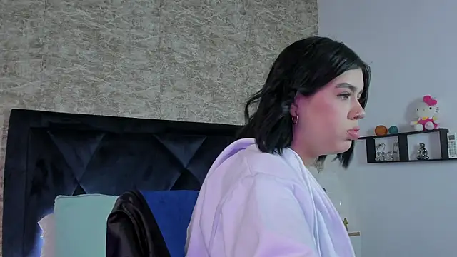 Lily Woodz online show from 2, 12, 2025