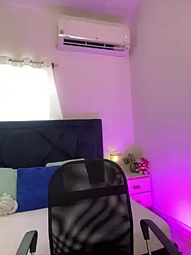 Lily Woodz online show from 12, 4, 2026