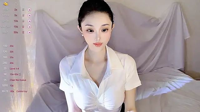 Snapshot of Irene--- chatting on 13, 11, 2025 Irene--- online show from 13, 11, 2025