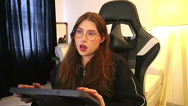 Daisha Riley online show from 13, 11, 2025