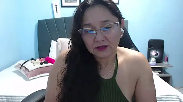 Snapshot of AngelRouss chatting on 8, 5, 2026 AngelRouss online show from 8, 5, 2026