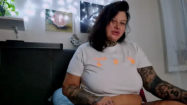 CurvyCannabisQueen online show from 8, 1, 2025