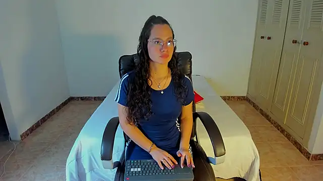 emmaTorres1 online show from 11, 2, 2025