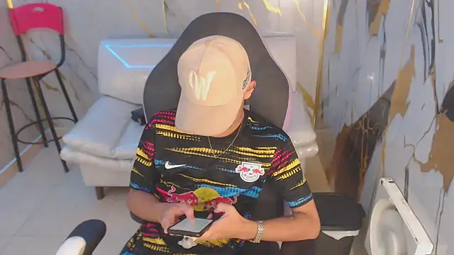 Snapshot of andy_dan18 chatting on 22, 10, 2025 andy dan18 online show from 22, 10, 2025