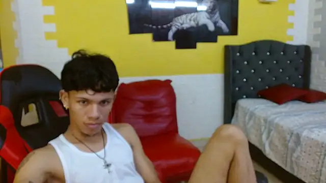 Snapshot of andy_dan18 chatting on 12, 11, 2025 andy dan18 online show from 12, 11, 2025