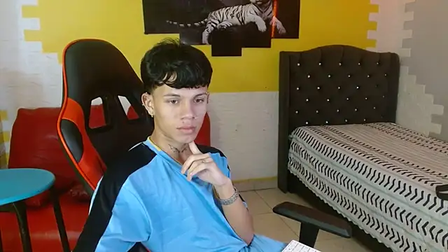 Snapshot of andy_dan18 chatting on 4, 11, 2025 andy dan18 online show from 4, 11, 2025