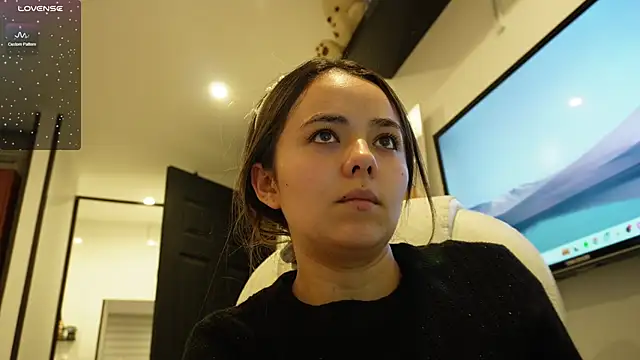 Snapshot of Hannah-Rose chatting on 12, 1, 2025 Hannah-Rose online show from 12, 1, 2025