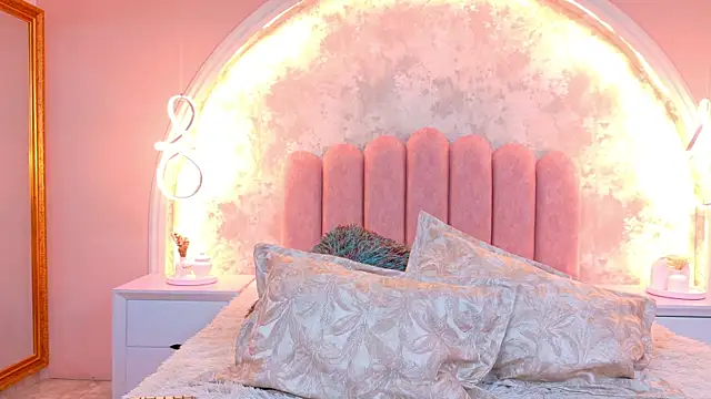 MiaLaurents online show from 12, 4, 2026