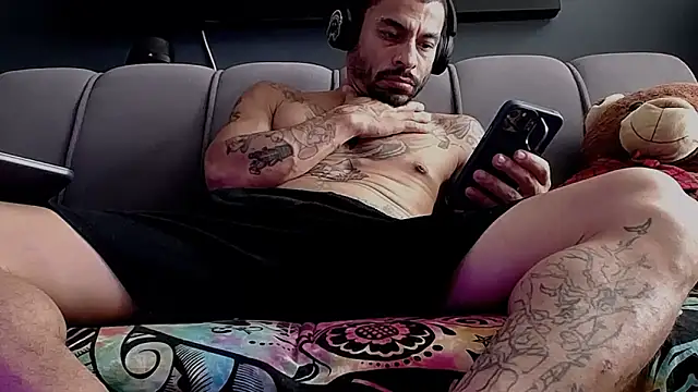 Snapshot of callme_douglas chatting on 22, 10, 2025 callme douglas online show from 22, 10, 2025