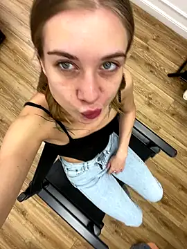 KiraMyers online show from 3, 10, 2025