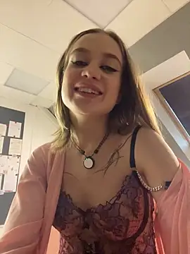 KiraMyers online show from 28, 2, 2025
