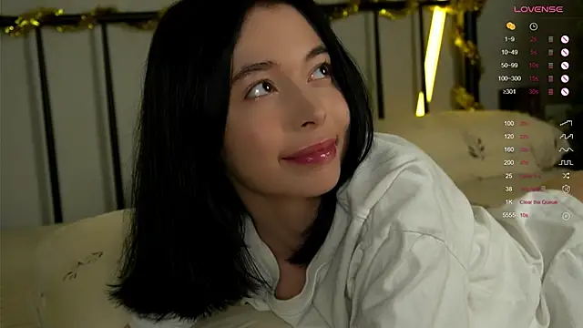 Snapshot of LittleOriana chatting on 19, 12, 2025 LittleOriana online show from 19, 12, 2025