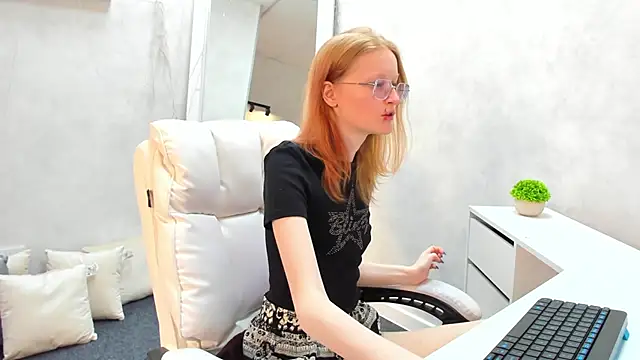 Snapshot of ElizabethHarpper chatting on 5, 3, 2025 ElizabethHarpper online show from 5, 3, 2025