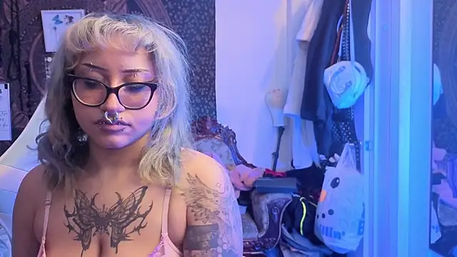 Snapshot of deluxxxeblu chatting on 19, 1, 2026 deluxxxeblu online show from 19, 1, 2026