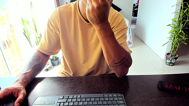 Adam Valenciia online show from 9, 11, 2025