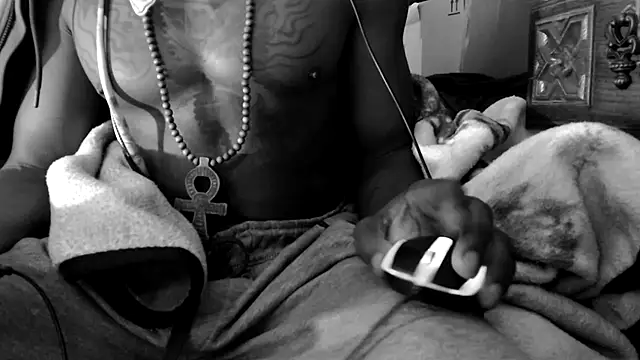 Snapshot of dominatingblacklove chatting on 30, 9, 2025 dominatingblacklove online show from 30, 9, 2025
