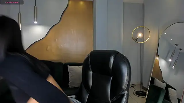 NiaSalvatore online show from 5, 2, 2026