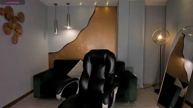 NiaSalvatore online show from 6, 2, 2026