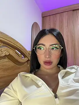 Maddy Jones online show from 17, 4, 2026