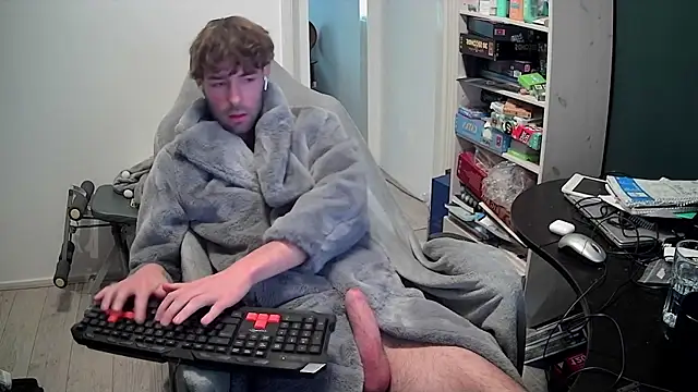 Snapshot of onesieboyx chatting on 5, 12, 2025 onesieboyx online show from 5, 12, 2025