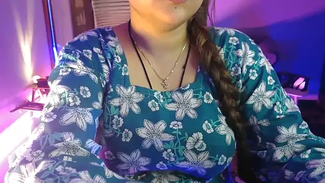 Snapshot of Mitikaa chatting on 4, 6, 2026 Mitikaa online show from 4, 6, 2026