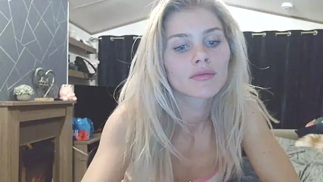 English Teen Evelyn online show from 25, 1, 2025