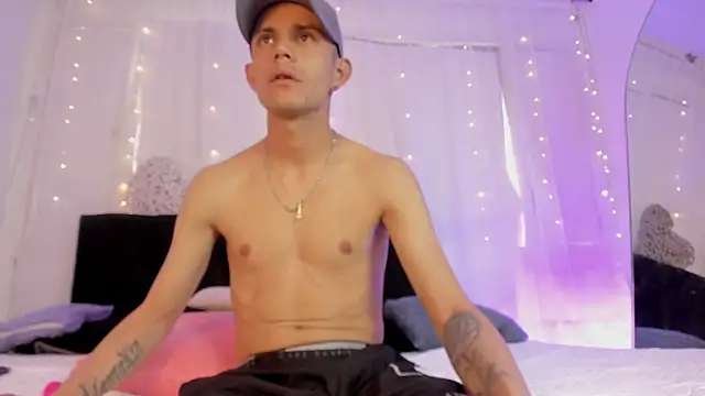 Snapshot of Bonny_and_carrot chatting on 18, 11, 2025 Bonny and carrot online show from 18, 11, 2025