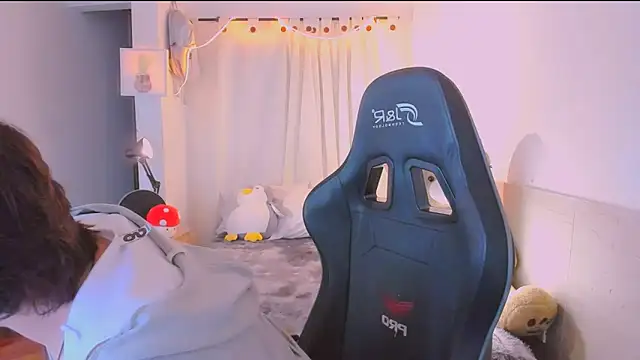 AllanYong18 online show from 18, 4, 2026