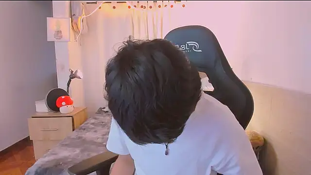 AllanYong18 online show from 5, 4, 2026