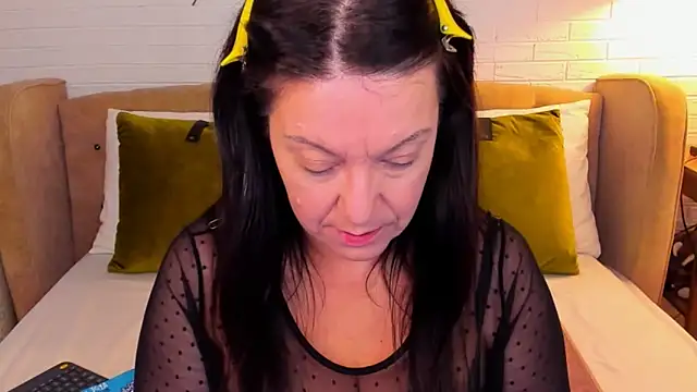 Snapshot of SarahGrays chatting on 11, 10, 2025 SarahGrays online show from 11, 10, 2025