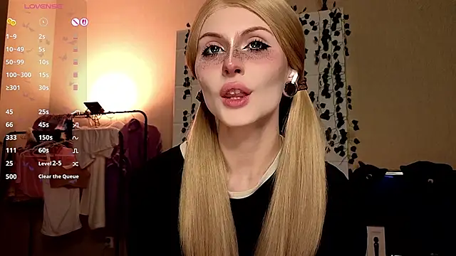 Emily  Mooree online show from 18, 10, 2025