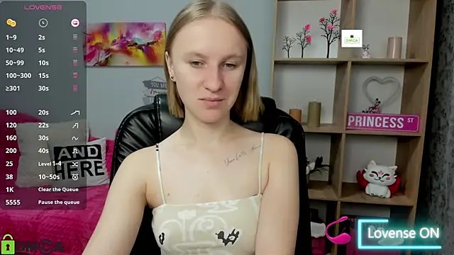 Snapshot of BeautyBlondy chatting on 14, 10, 2025 BeautyBlondy online show from 14, 10, 2025