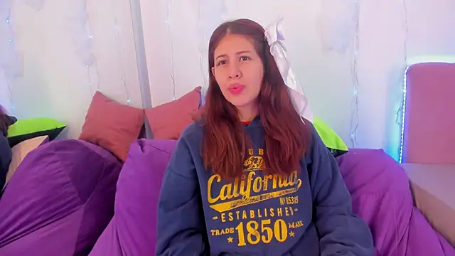 Snapshot of MiaQueen021 chatting on 1, 10, 2025 MiaQueen021 online show from 1, 10, 2025