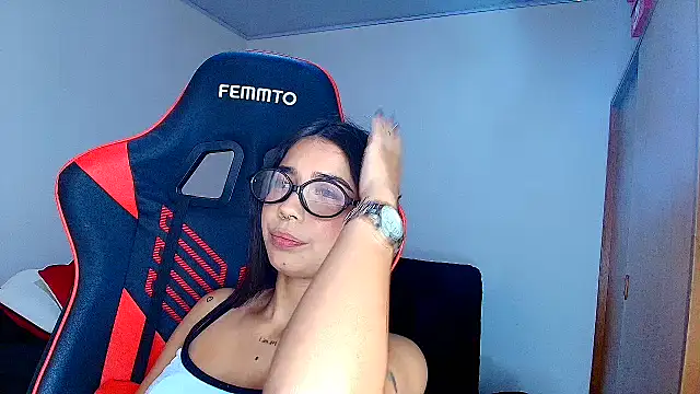 Snapshot of Rousse_violett chatting on 2, 5, 2026 Rousse violett online show from 2, 5, 2026