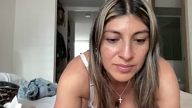 Snapshot of LunaBeya chatting on 5, 7, 2026 LunaBeya online show from 5, 7, 2026