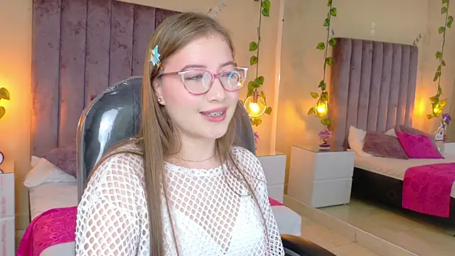 Dahlia Rousse online show from 19, 2, 2026